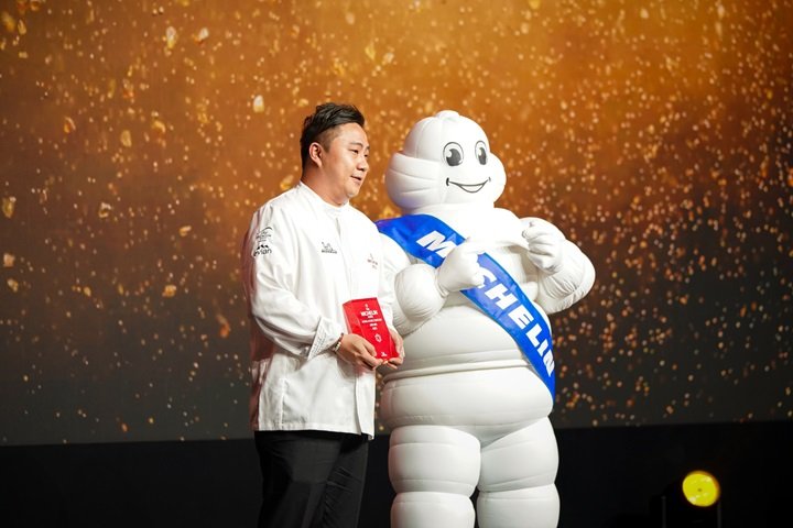 Yam went on stage alone at the MICHELIN Guide Ceremony to represent Tuber and accept the recognition.(©MICHELIN)