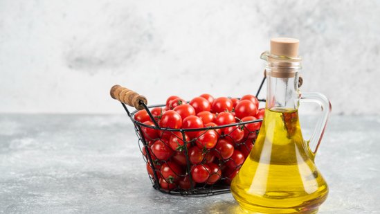 Tomatoes and olive oil are one such pair that boosts your nutritional absorption.(Freepik)
