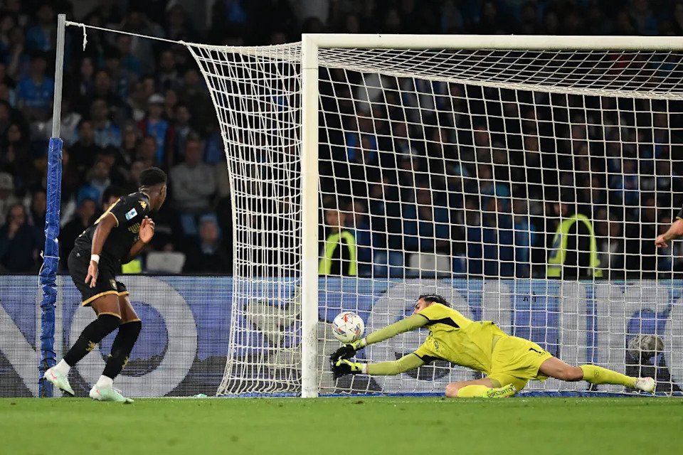 NAPLES, ITALY - MAY 11: Honest Ahanor of Genoa scores his side first goal during the Serie A match between Napoli and Genoa at Stadio Diego Armando Maradona on May 11, 2025 in Naples, Italy. (Photo by Francesco Pecoraro/Getty Images)