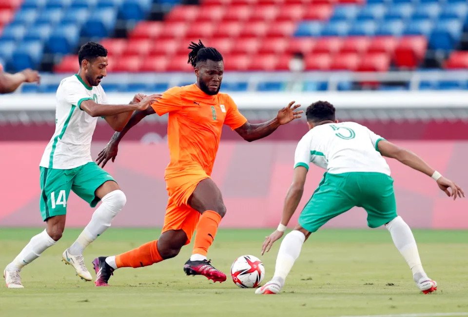 epa09357677 Franck Kessie (C) of Ivory Coast in action against Abdulelah Al Amri (R) of Saudi Arabia during the men's soccer group stage match between Ivory Coast and Saudi Arabia at the Tokyo 2020 Olympic Games in Yokohama, Japan, 22 July 2021. EPA-EFE/KIYOSHI OTA