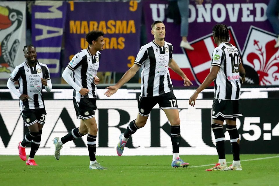 epa12135325 Udinese's Lorenzo Lucca (C) jubilates with his teammates after scoring the goal during the Italian Serie A soccer match Udinese Calcio vs ACF Fiorentina at the Friuli - Bluenergy Stadium in Udine, Italy, 25 May 2025. EPA-EFE/GABRIELE MENIS