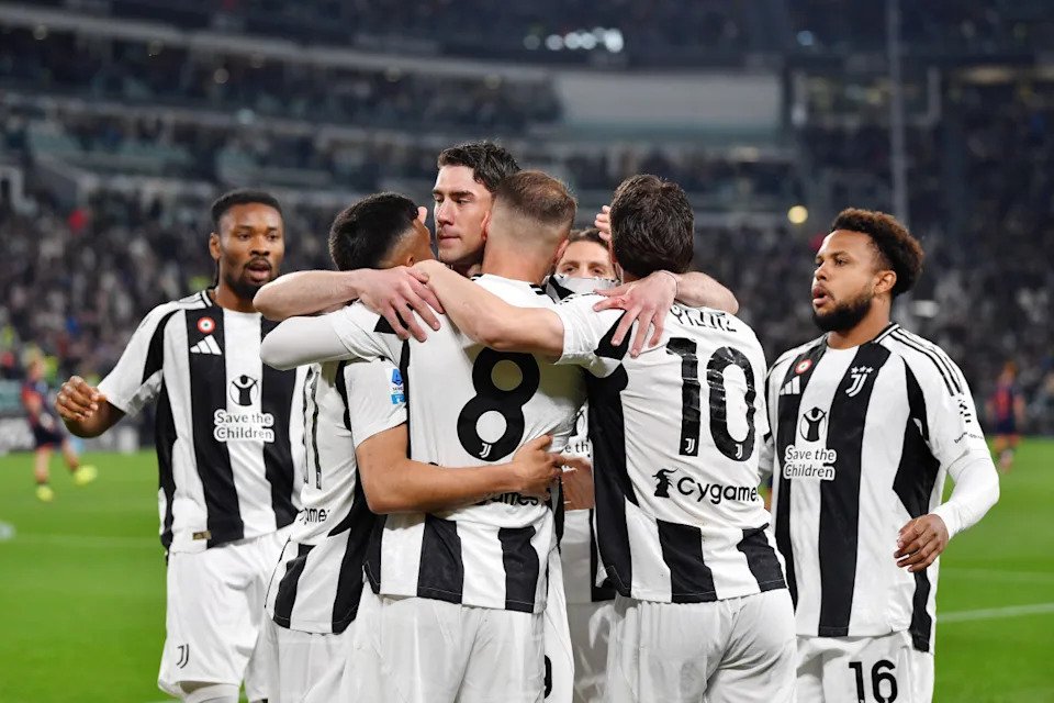 TURIN, ITALY - APRIL 12: Teun Koopmeiners of Juventus celebrates scoring his team's first goal with teammates during the Serie A match between Juventus and Lecce at Allianz Stadium on April 12, 2025 in Turin, Italy. (Photo by Valerio Pennicino/Getty Images)