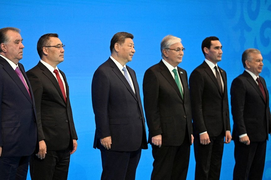 six presidents in suits pose for a photo