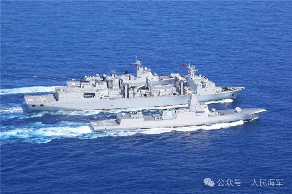 In early June, the Navy's aircraft carrier formation conducted training in the Western Pacific Ocean. The picture shows the formation's ships conducting voyage replenishment.