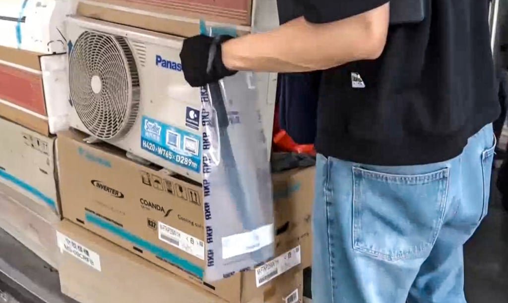 A 40cm butcher knife was discovered in the hotel where the suspect was found by police. Photo: Cable TV News
