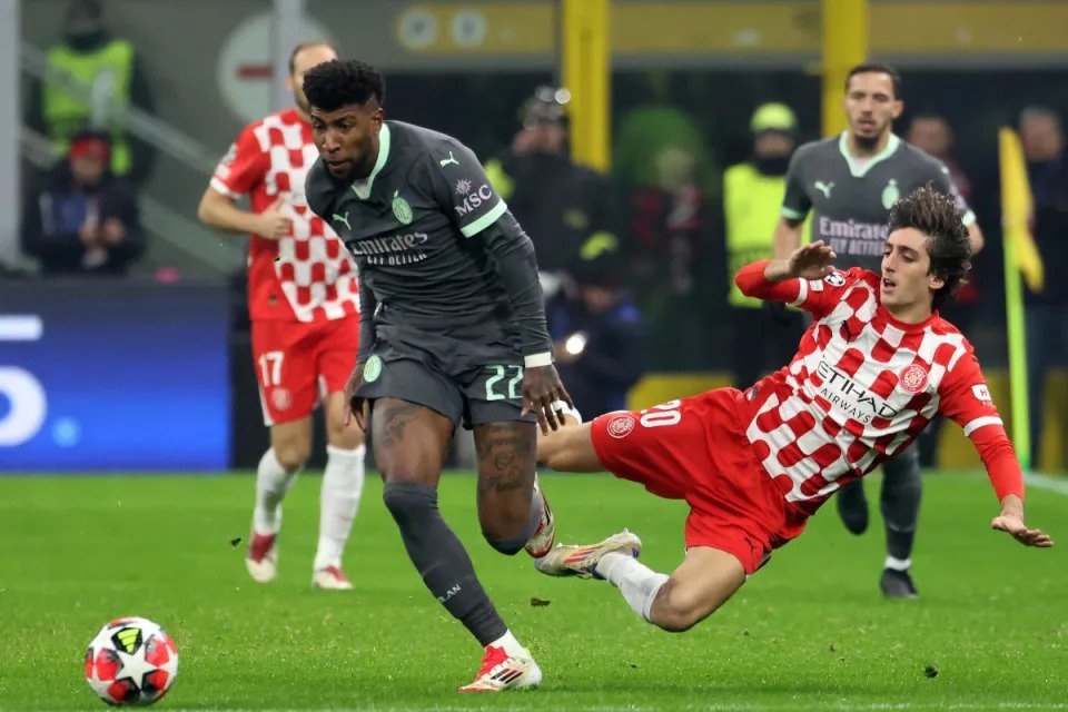 epa11845650 AC Milan's Emerson Royal (L) in action against Girona's Bryan Gil during the UEFA Champions League soccer match between AC Milan and Girona, in Milan, Italy, 22 January 2025. EPA-EFE/MATTEO BAZZI
