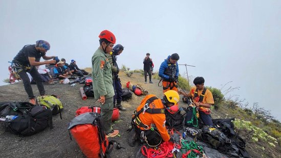 In this undated photo released by the Indonesian National Search and Rescue Agency on Tuesday, June 24, 2025, rescuers prepare for the evacuation operation for Juliana Marins, a Brazilian tourist who fell off the ridge of Mount Rinjani while hiking near the volcano's summit, in Lombok, Indonesia. (AP)