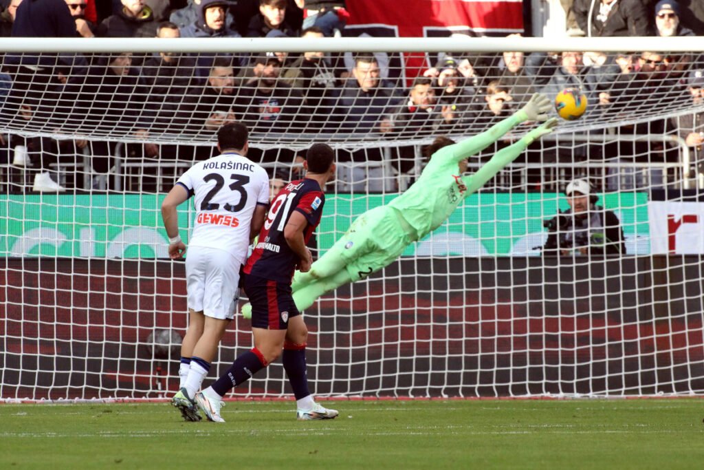 CAGLIARI, ITALY - DECEMBER 14: Marco Carnesecchi of Atalanta in action during the Serie A match between Cagliari and Atalanta at Sardegna Arena on December 14, 2024 in Cagliari, Italy. (Photo by Enrico Locci/Getty Images)