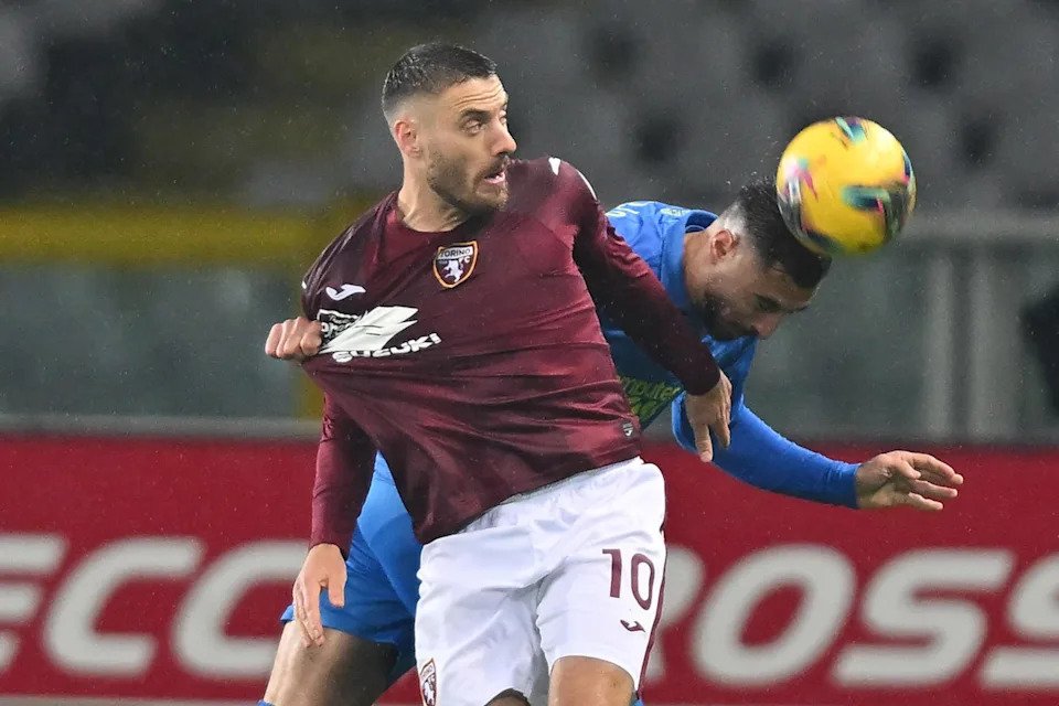 epa11966910 Torino's Nikola Vlasic and Empoli's Luca Marianucci in action during the Italian Serie A soccer match Torino FC vs Empoli FC at the Allianz Stadium in Turin, Italy, 15 March 2025. EPA-EFE/Alessandro Di Marco