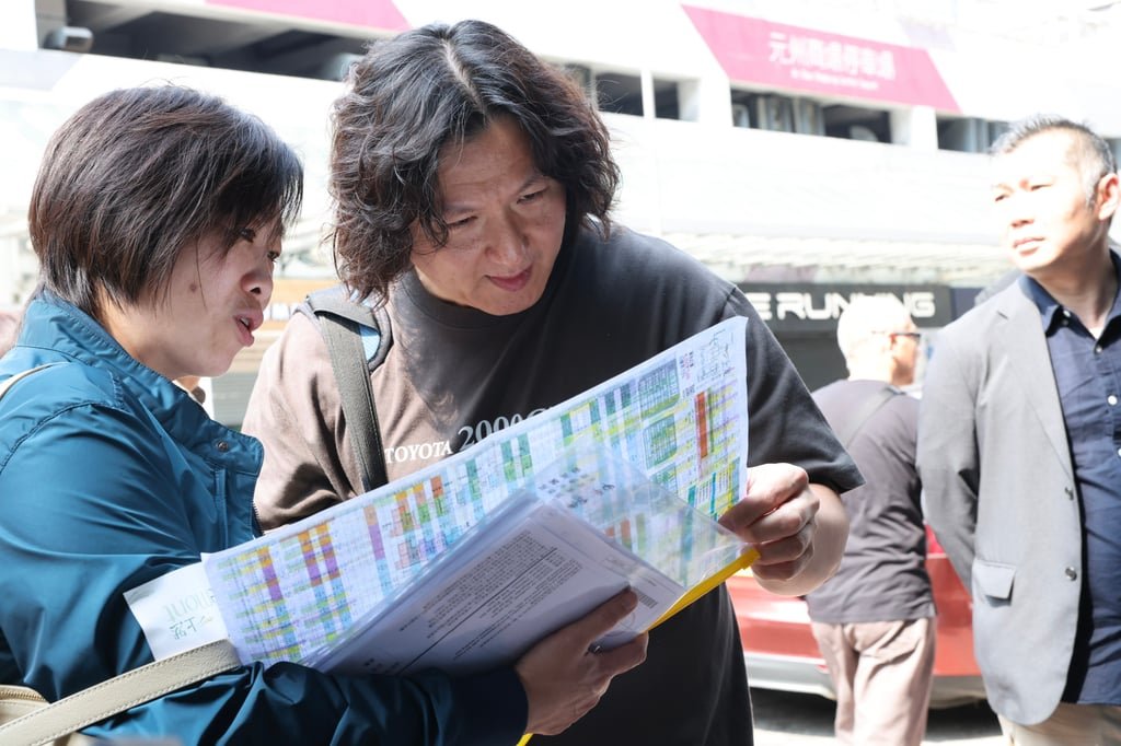 Property buyers for China Vanke’s Le Mont residential project in Tai Po at the project’s sales office in Cheung Sha Wan on Photo: Nora Tam