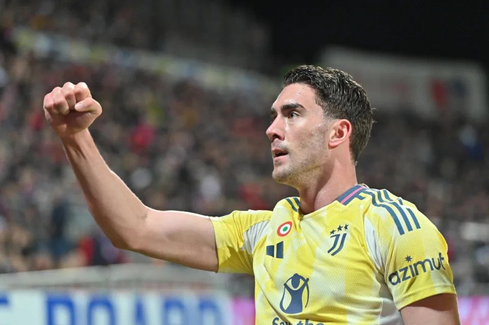 epa11919581 Juventus�s Dusan Vlahovic celebrates after scoring the 0-1 goal during the Italian Serie A soccer match Cagliari Calcio against Juventus FC, in Cagliari, Italy, 23 February 2025. EPA-EFE/FABIO MURRU