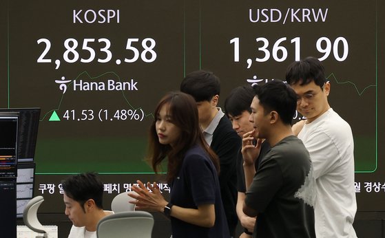 The display board at the Hana Bank dealing room in Jung District, central Seoul, shows the Kospi index and other indicators on June 9. [YONHAP]