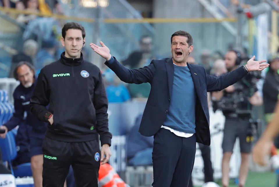 epa12012060 Parma's coach Cristian Chivu during the Italian Serie A soccer match Parma Calcio vs FC Internazionale at Ennio Tardini stadium in Parma, Italy, 5 April 2025. EPA-EFE/ELISABETTA BARACCHI