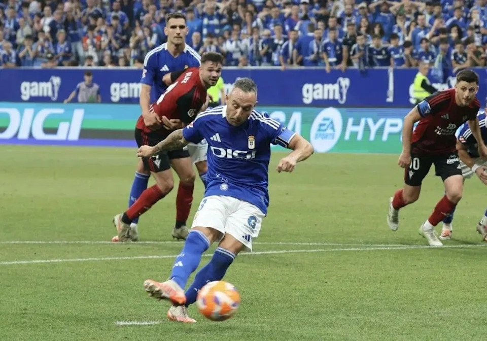 Santi Cazorla scoring a penalty for Real Oviedo (Photo via Charles Watts on Twitter)