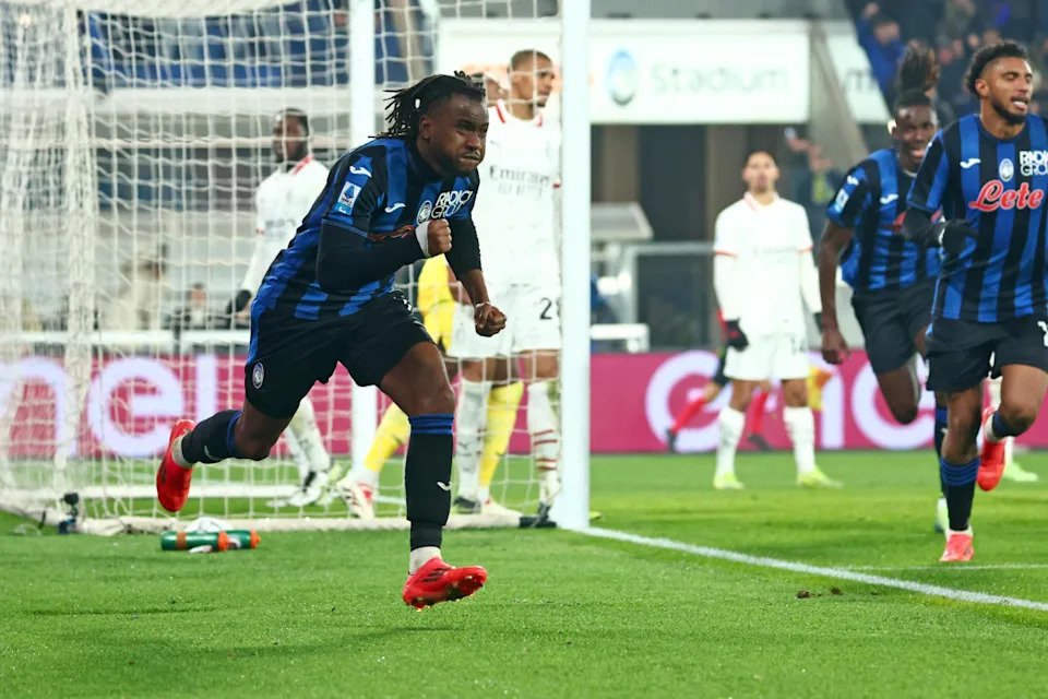 epa11761239 Atalanta's Ademola Lookman celebrates after scoring the 2-1 goal during the Italian Serie A soccer match between Atalanta BC and AC Milan, in Bergamo, Italy, 06 December 2024. EPA-EFE/MICHELE MARAVIGLIA