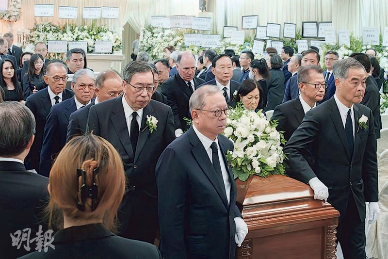 何柱國出殯政商扶靈 王滬寧送花牌 - 20250630 - 港聞 - 每日明報
