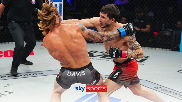 Biaggio Ali Walsh, grandson of boxing legend Muhammad Ali, scored his fifth-straight win by stoppage, defeating Ed Davis by second round TKO in an amateur Lightweight Showcase bout.