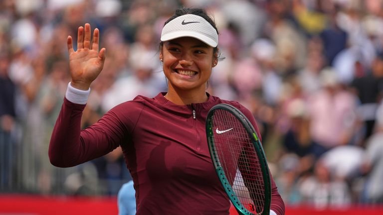 Britain's Emma Raducanu waves to the crowd after she and her playing partner Britain's Katie Boulter, win their Queens Club Championships women's grass court tennis match against China's Fang-Hsien Wu and Xinyu Jiang during in London, Monday, June 9, 2025. (AP Photo/Joanna Chan)