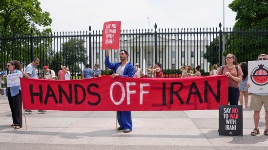 Demonstrators during a protest against war with Iran outside the White House in Washington, DC, US(Bloomberg)