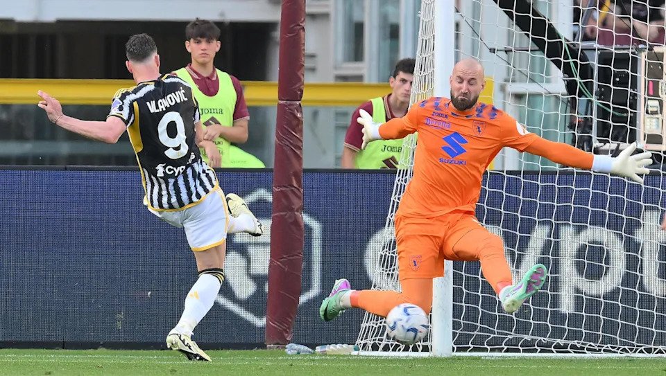 epa11276979 Torino's goalkeeper Vanja Milinkovic Savic (R) and Juventus' Dusan Vlahovic in action during the italian Serie A soccer match Torino FC vs Juventus FC at the Olimpico Grande Torino Stadium in Turin, Italy, 13 April 2024 EPA-EFE/ALESSANDRO DI MARCO