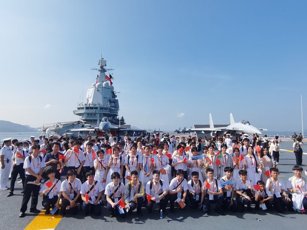 Students pose for a group photo during their visit to the Shandong on Friday. Photo: Xinhua