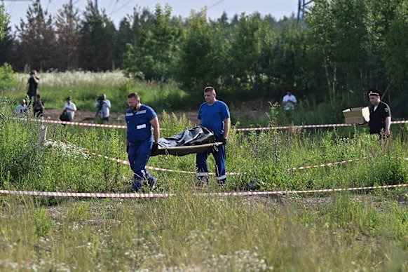 Starovoit’s body is removed after he was found dead in Odintsovo, outside Moscow.