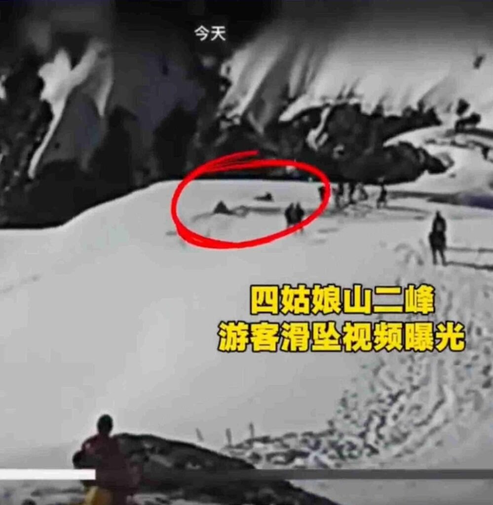 A video clip circulating online appears to show the victim on the slope while other climbers looked on. Photo: Weibo / 困困小羊羔-
