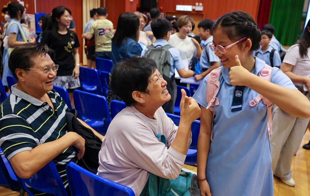 A Primary Six pupil at Yaumati Catholic Primary School (Hoi Wang Road) gives her loved ones the thumbs up sign. Photo: Nora Tam