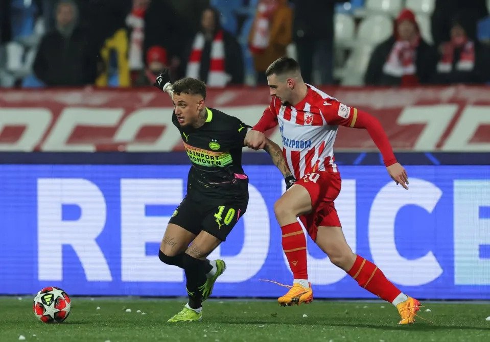 BELGRADE, SERBIA - JANUARY 21: (L-R) Noa Lang of PSV Eindhoven in action against Ognjen Mimovic of Crvena Zvezda during the UEFA Champions League 2024/25 League Phase MD7 match between FK Crvena Zvezda and PSV Eindhoven at Stadium Rajko Mitic on January 21, 2025 in Belgrade, Serbia. (Photo by Srdjan Stevanovic/Getty Images) of