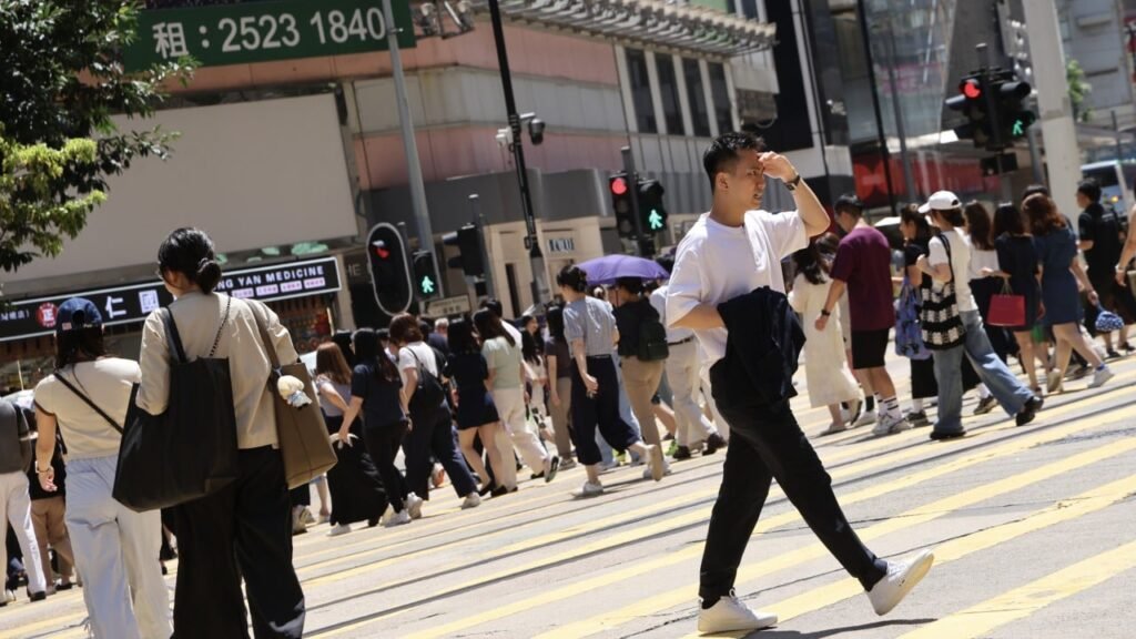 No 1 typhoon signal to stay in effect on Saturday as hot weather grips Hong Kong