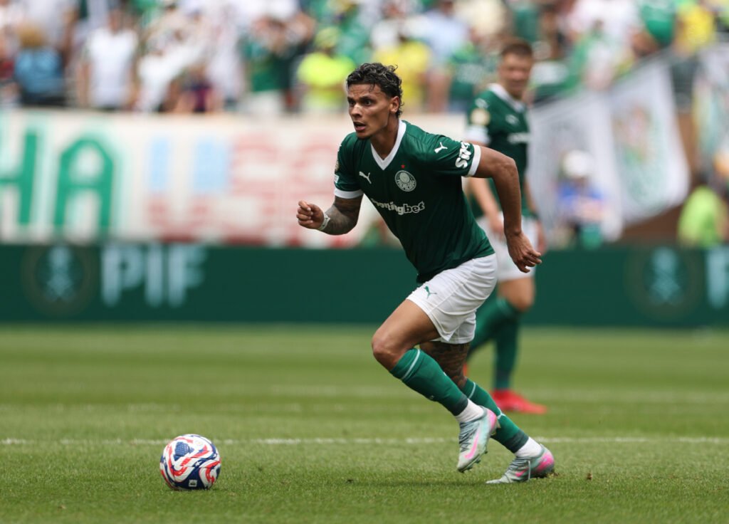 PHILADELPHIA, PENNSYLVANIA - JUNE 28: Richard Rios #8 of Palmeiras controls the ball during the FIFA Club World Cup 2025 round of 16 match between SE Palmeiras and Botafogo FR at Lincoln Financial Field on June 28, 2025 in Philadelphia, Pennsylvania. (Photo by Francois Nel/Getty Images)