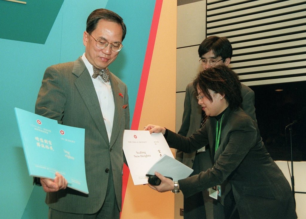 Financial secretary Donald Tsang (left) is helped by his assistants as he shows copies of Hong Kong’s 2000-2001 budget to the press on March 7, 2000. Photo: Dustin Shum