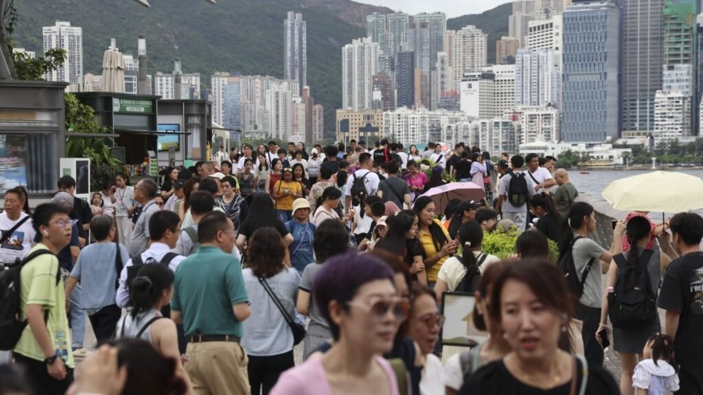 Hundreds of mainland visitors in Hong Kong enjoy July 1 celebrations, deals
