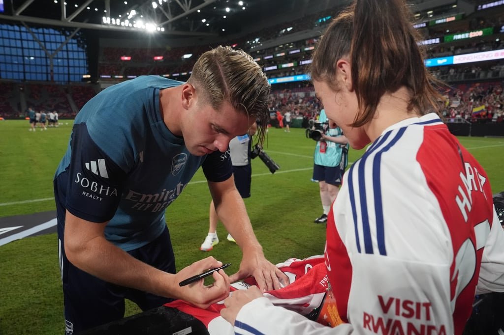 Gyokeres signs autographs for Gunners fans 24 hours before his potential debut. Photo: Elson Li
