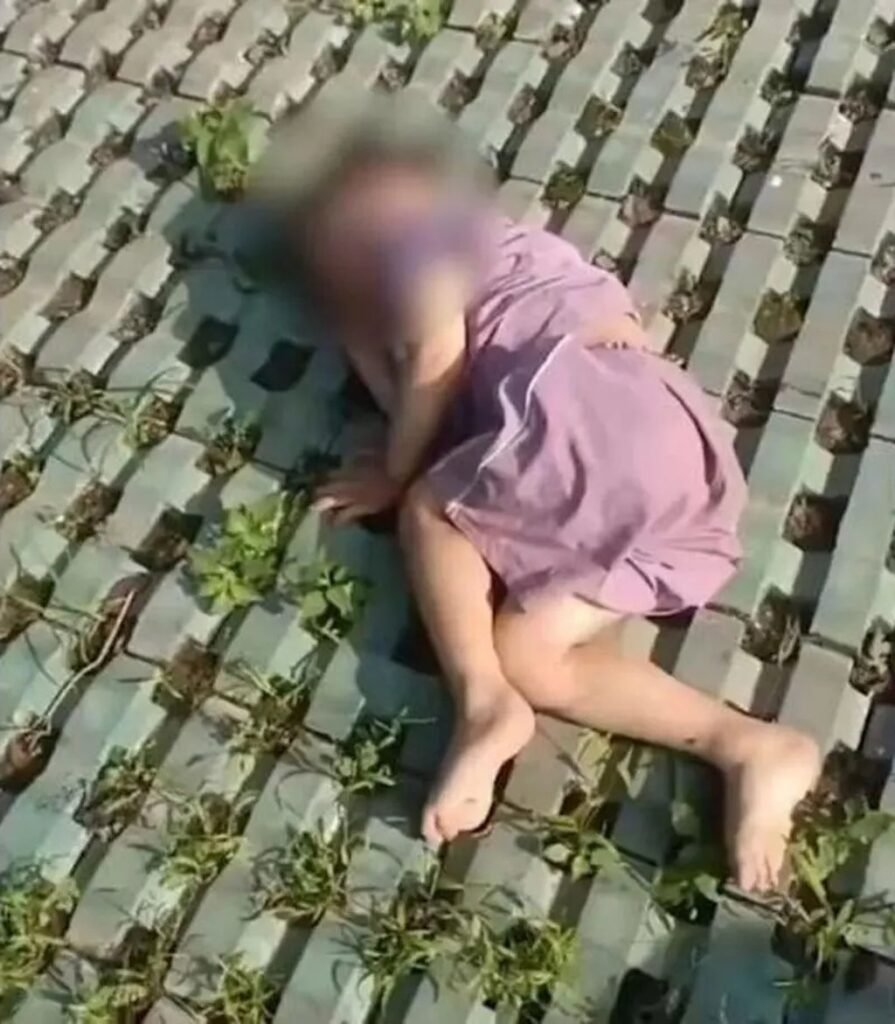 The toddler was found lying on the ground by a resident who was passing by. Photo: Beijing News