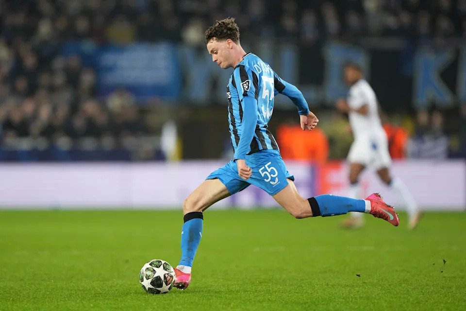 BRUGES, BELGIUM - FEBRUARY 12: Maxim De Cuyper #55 of Club Brugge KV lines up to kicks the ball in the second half of the UEFA Champions League 2024/25 League Knockout Play-off first leg match between Club Brugge KV and Atalanta BC at Jan Breydel Stadium on February 12, 2025 in Bruges, Belgium. (Photo by Alex Bierens de Haan/Getty Images)