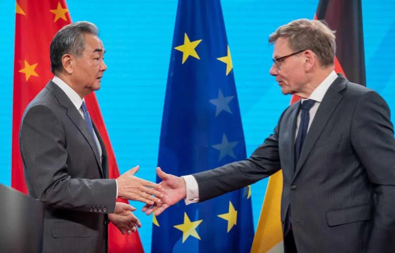 German Foreign Minister Johann Wadephul (R) and Chinese Foreign Minister Wang Yi shake hands at the end of their joint press conference following their meeting in Berlin. Michael Kappeler/dpa