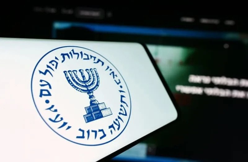 Smartphone with logo of Israeli national intelligence agency Mossad in front of website. (credit: SHUTTERSTOCK)
