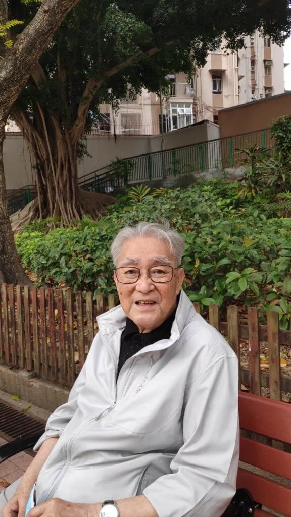 周驄叔樓下有個小公園，他說孩子小時候經常帶他們到公園玩。