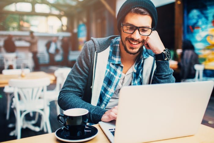 Individual investor with a laptop at a coffee shop.