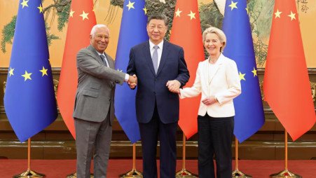 Chinese President Xi Jinping shakes hands with European Council President Antonio Costa and European Commission President Ursula von der Leyen at the Great Hall of the People in Beijing, China July 24, 2025. Photo: Reuters