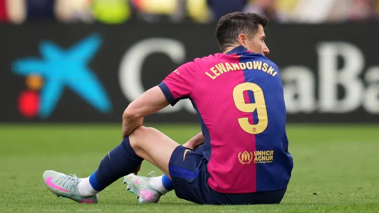 Robert Lewandowski of Barcelona injured