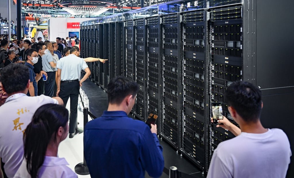 Visitors learn about Huawei’s Ascend AI chip-based CloudMatrix 384 at the World AI Conference in Shanghai, July 27, 2025. Photo: Xinhua