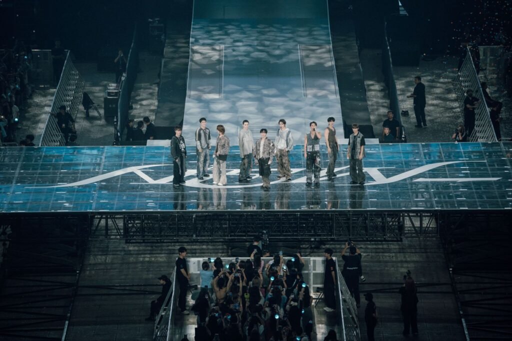 SEVENTEEN睽違7年強勢回歸香港舉行演唱會 全場爆滿熱情開唱 - KSD 韓星網 (KPOP)