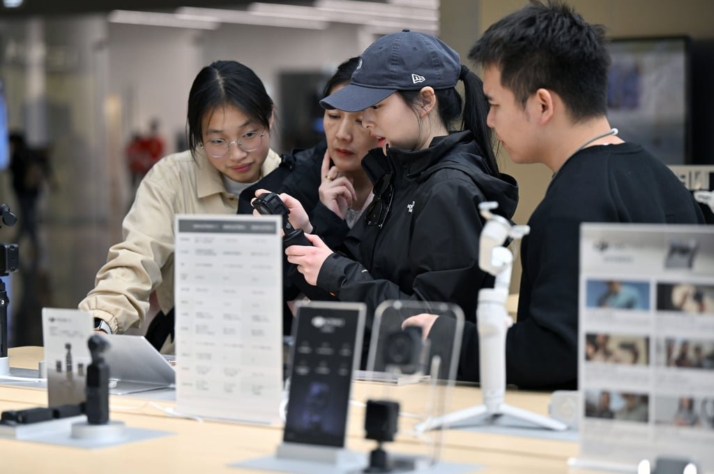 Customers shop at Haikou International Duty Free City in Haikou, Hainan province, on December 31. Photo: Xinhua