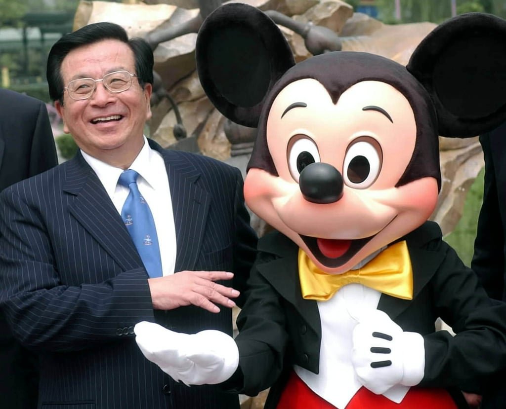Chinese Vice-President Zeng Qinghong poses with Mickey Mouse at the grand opening ceremony of Hong Kong Disneyland. File photo: Xinhua via AP