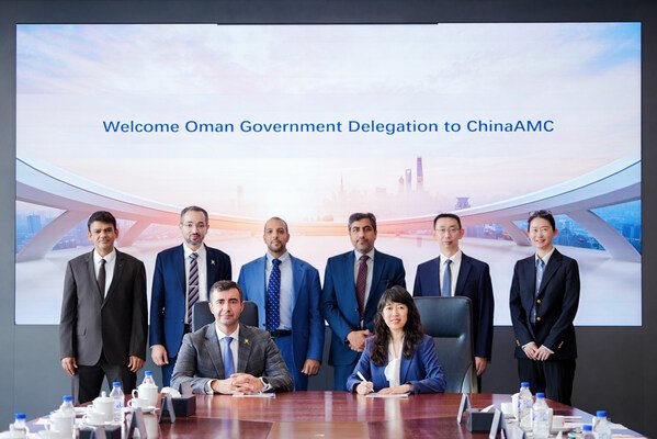 ChinaAMC CEO Li Yimei and Jabal Asset Management CEO Evgeny Korovin signed the MOU.