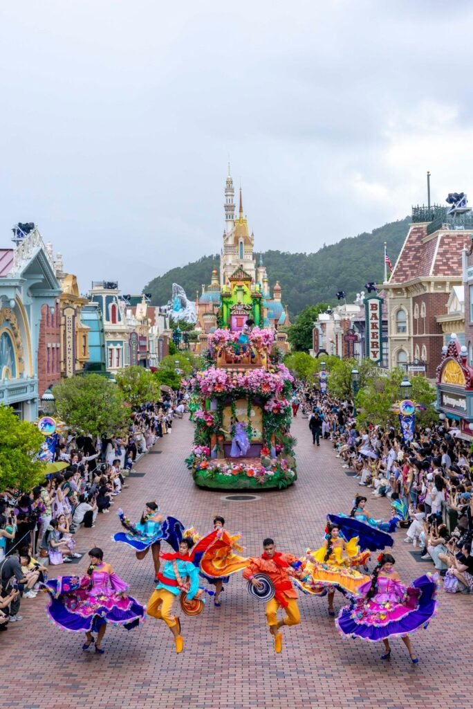 More than 100 performers, along with 11 brightly decorated floats, are featured in Hong Kong Disneyland’s 20th anniversary Friendtastic! Parade – the largest in its history.