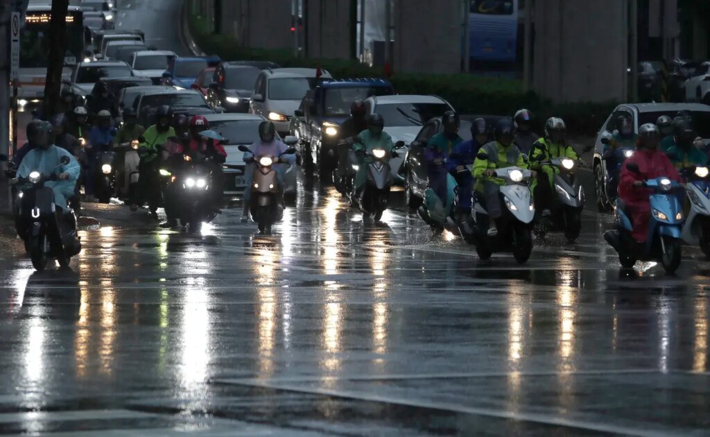 Super Typhoon Ragasa Races Toward Hong Kong, Hundreds of ...