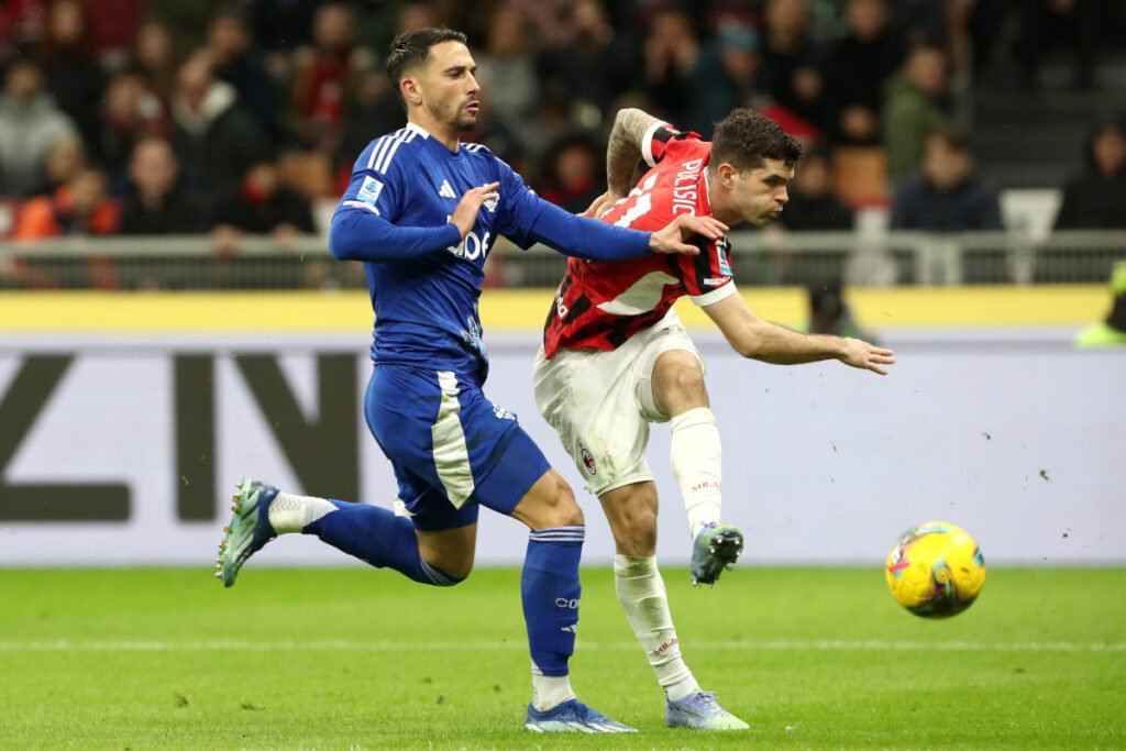 MILAN, ITALY - MARCH 15: Christian Pulisic of AC Milan scores his team's first goal during the Serie A match between AC Milan and Como at Stadio Giuseppe Meazza on March 15, 2025 in Milan, Italy. (Photo by Marco Luzzani/Getty Images)
